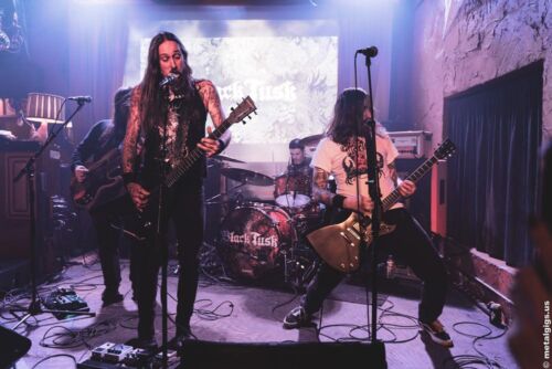 BLACK TUSK